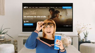 Una chica sorprendida en su casa disfrutando de Movistar Plus+