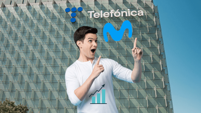 Un chico contento apuntando hacia el logo de Movistar