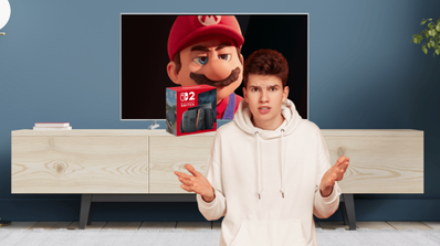 Un chico confundido con Mario mirando desde el fondo