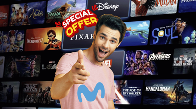 Un chico contento por una oferta de Movistar y Disney+