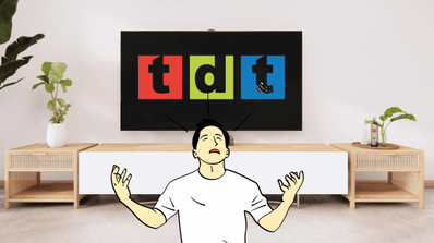 Un chico desesperado gritando delante de la tele