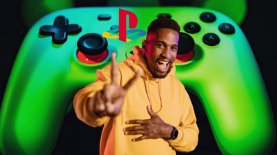 Un chico gamer contento con un mando y un fondo de color verde