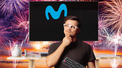 Un chico pensando en el logo de Movistar con fuegos artificiales