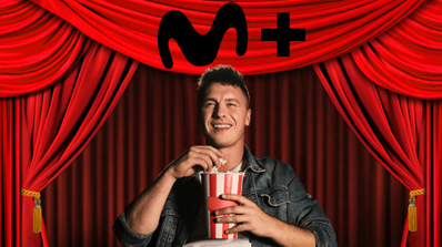 Comiendo palomitas en con el logo de Movistar Plus y la cortina de un cine
