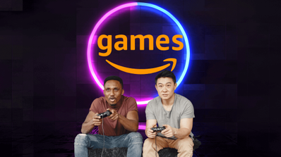 Dos hombres jugando a la consola y el logo de Amazon Games