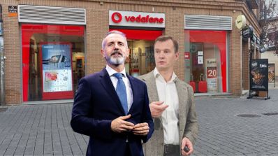 Los presidentes de Telefónica y MasOrange delante de una tienda de Vodafone