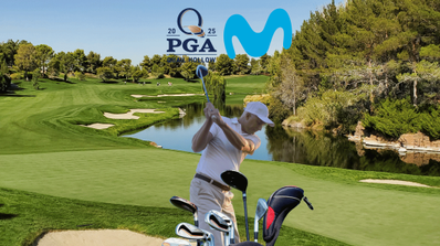 Un jugador de golf sobre un campo con los logos de Movistar y la competición