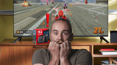 Un hombre preocupado delante de una televisión con Switch 2