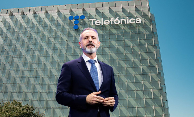 El Presidente de Telefónica España delante del edificio