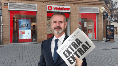 El presidente ejecutivo de Telefónica delante de una tienda de Vodafone