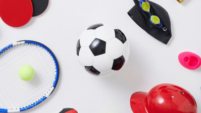 Un balón de fútbol y distintos accesorios deportivos