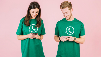 Dos chicos viendo mensajes de WhatsApp en el móvil