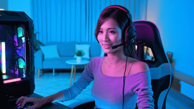 Una chica gamer jugando en el ordenador