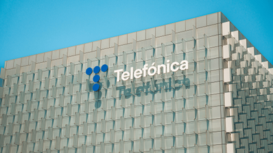 El edificio de Telefónica con el logo en el plano principal