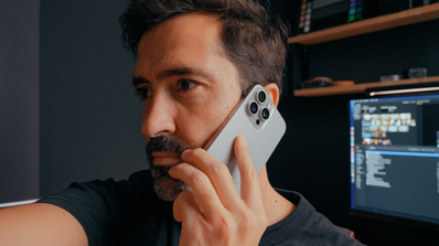 Usuario comparando tarifas móviles con datos ilimitados de Xenet y Digi en su smartphone en junio de 2025.