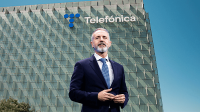 Marc Murtra posando con el edificio de Telefónica detrás