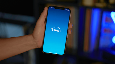 Logo de la aplicación Disney+ en la pantalla de un smartphone, ilustrando la noticia sobre la nueva oferta de suscripción