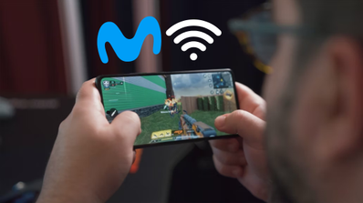 Gamer concentrado jugando en el móvil, ilustrando el uso del modo gaming de Movistar