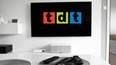 Una televisión con el logo de la TDT en el centro