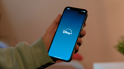 Sujetando móvil Disney+