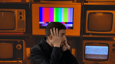 Televisiones antiguas con Broncano delante agarrándose la cabeza