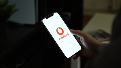 Sujetando un móvil con logo de Vodafone
