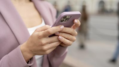 Mujer con iPhone