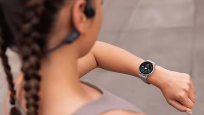 Reloj inteligente Garmin Vivoactive 5 en color negro con pantalla AMOLED encendida, mostrando métricas de actividad en la muñeca de una persona