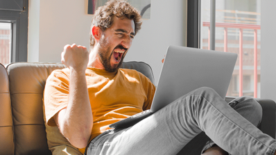 hombre contento con el PC