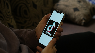 móvil con logo de TikTok