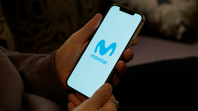 móvil con el logo de movistar
