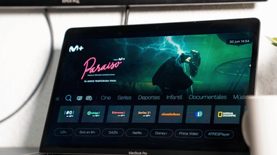 Interfaz principal de la plataforma Movistar Plus+ en un ordenador, mostrando el carrusel de contenidos con series y películas destacadas
