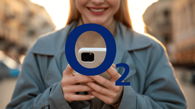 imagen de una persona con un teléfono y el logo de o2