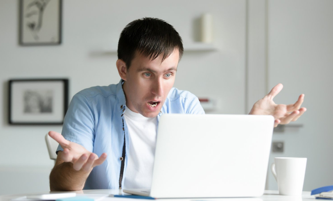 Un hombre se enfada por un corte de su línea de Internet
