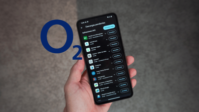 Smartphone mostrando el logo de O2 en pantalla, ilustrando un artículo sobre soluciones a problemas de conexión 4G sin navegación en O2 y otros operadores