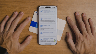 imagen de una movil con la web de la agencia tributaria