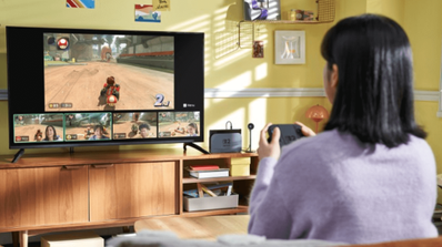 Una mujer japonesa jugando con una Nintendo Switch 2 que ha adquirido en una tienda de su región