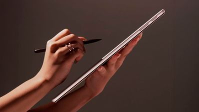 Microsoft Surface Pro 2024 en color platino, mostrando su diseño ultrafino y su pantalla OLED de 13 pulgadas en modo tablet