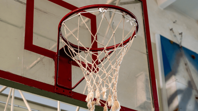 Imagen de una canasta de baloncesto y su red en un pabellón deportivo, ilustrando la noticia sobre los derechos de emisión de la NBA en España.