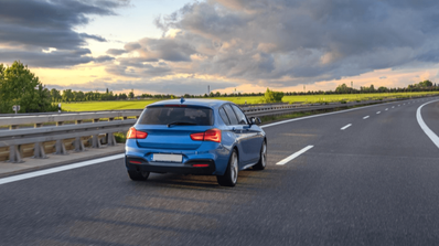 Un coche circulando por carretera durante la operación salida de verano