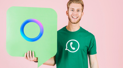 Imagen de un joven mostrando el icono de Meta AI de WhatsApp