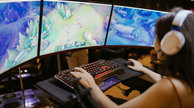 Una chica jugando con su ordenador online