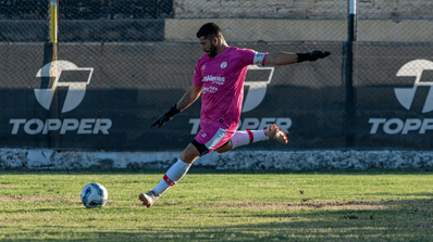 Jugador de fútbol preparándose para hacer un lanzamiento largo