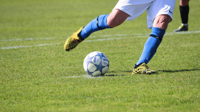Jugador de fútbol preparándose para hacer un disparo