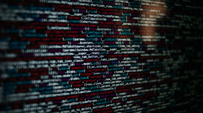 Pantalla de líneas de código hacker para crear malware