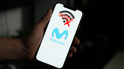Móvil con el logo de Movistar y el símbolo de WiFi 5 tachado