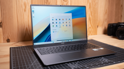 Ordenador portátil de la marca Huawei con el menú de Inicio de Windows 11