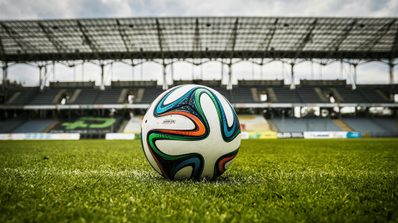 Una pelota de fútbol en el medio de un campo