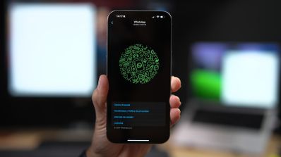 Imagen de un teléfono iPhone con el menú de inicio de sesión en WhatsApp