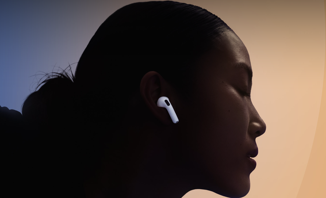 Primer plano de los auriculares inalámbricos AirPods 4 de Apple en color blanco, mostrando su nuevo diseño con tallo más corto y contorneado